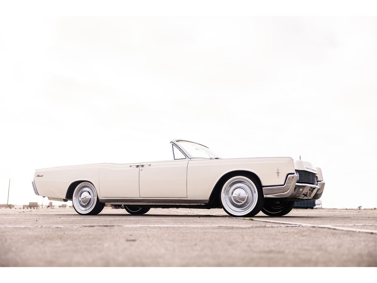 Lincoln-Continental-convertible-1966-CreamOff-White-Blue-3