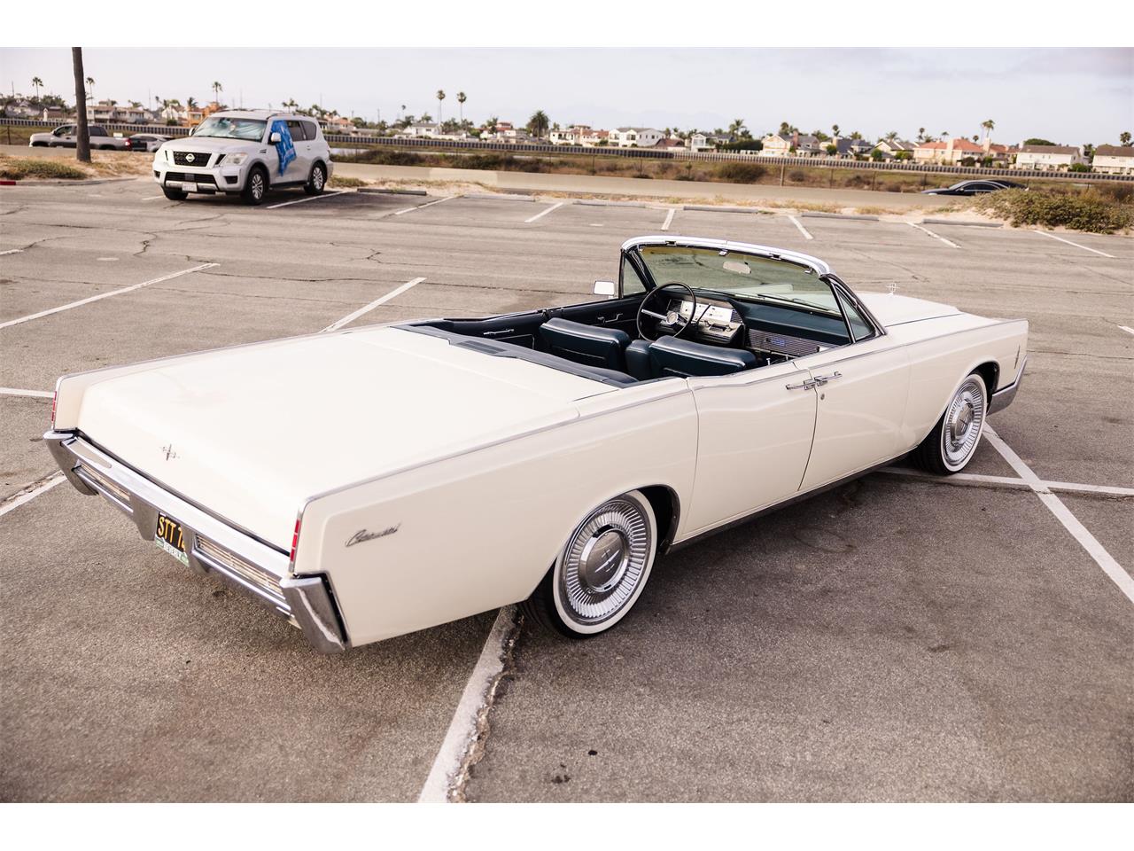Lincoln-Continental-convertible-1966-CreamOff-White-Blue-4