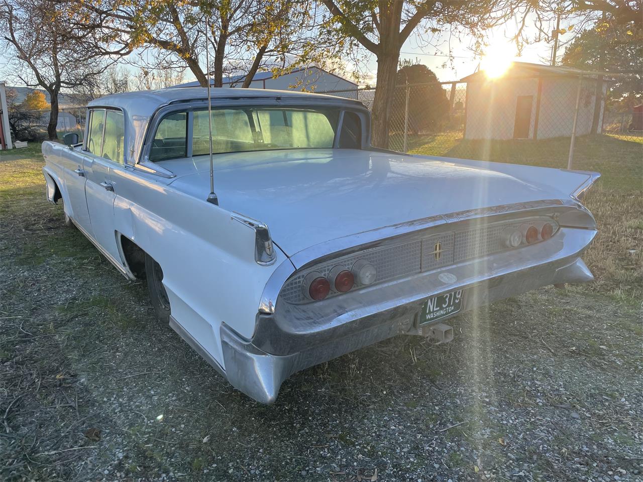 Lincoln-Continental-mark-iii-1958-White-Blue-3