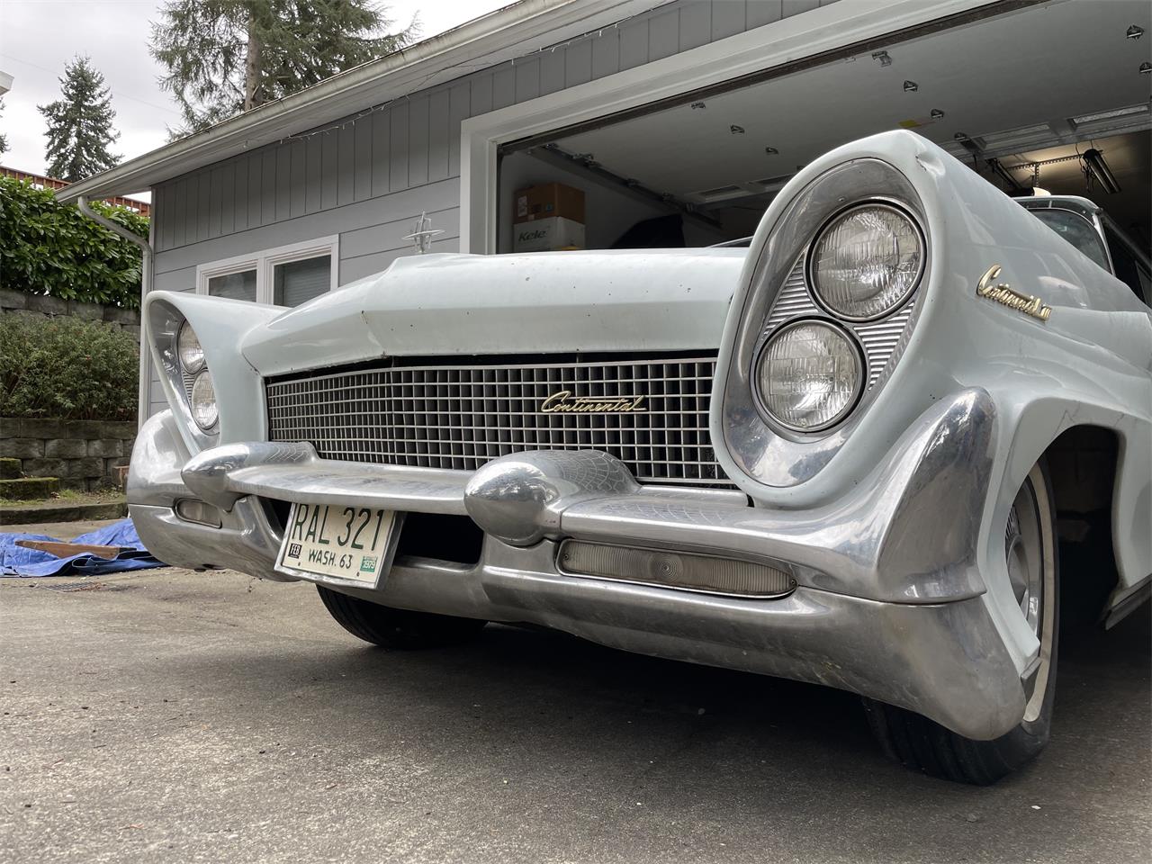 Lincoln-Continental-mark-iii-1958-White-Blue-8