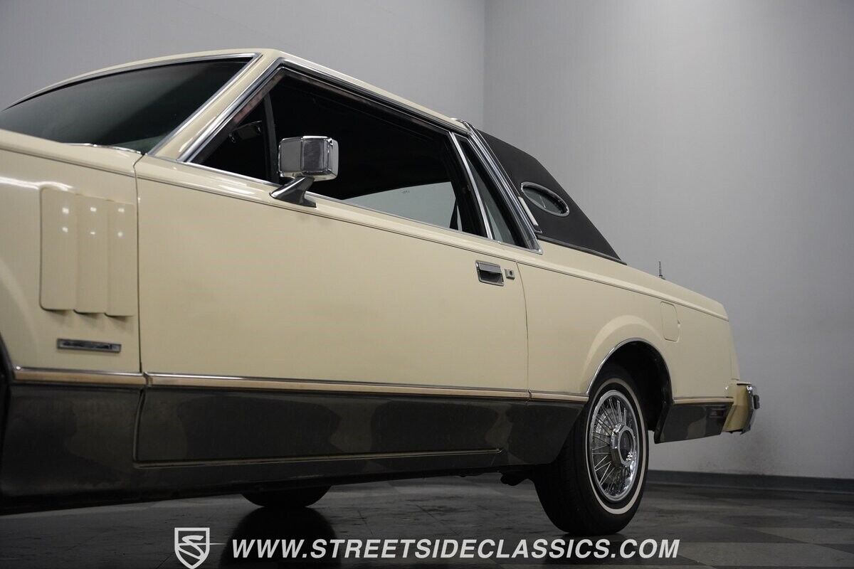 Lincoln-Mark-Series-1982-Coupe-26