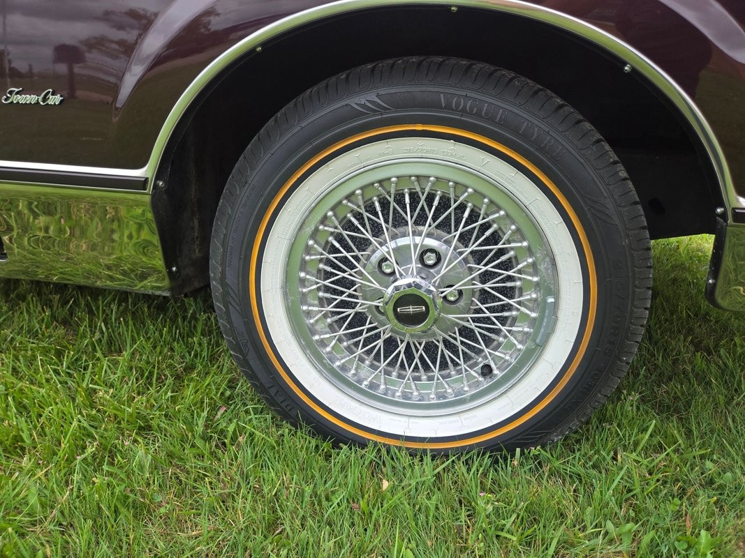 Lincoln-Town-Car-1988-22