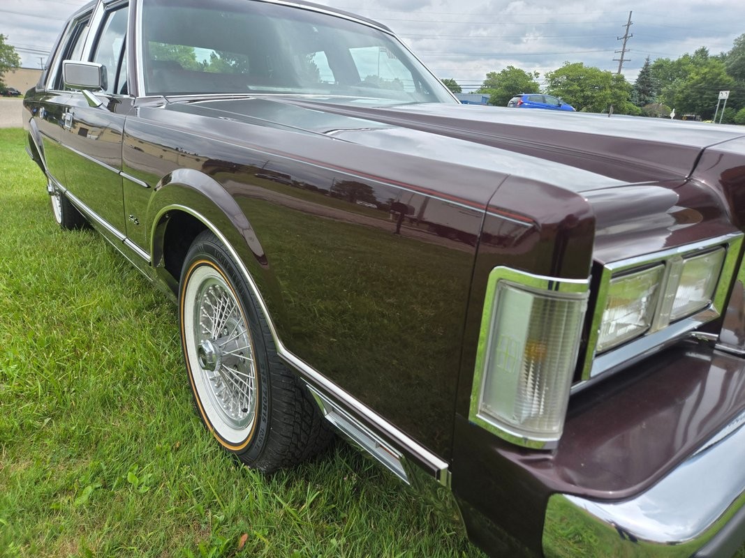 Lincoln-Town-Car-1988-3