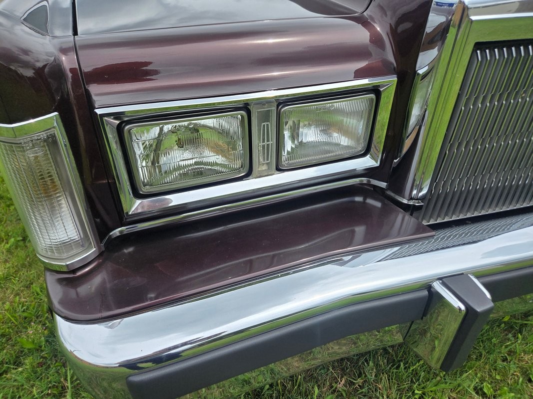 Lincoln-Town-Car-1988-4