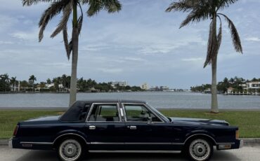 Lincoln-Town-Car-1989