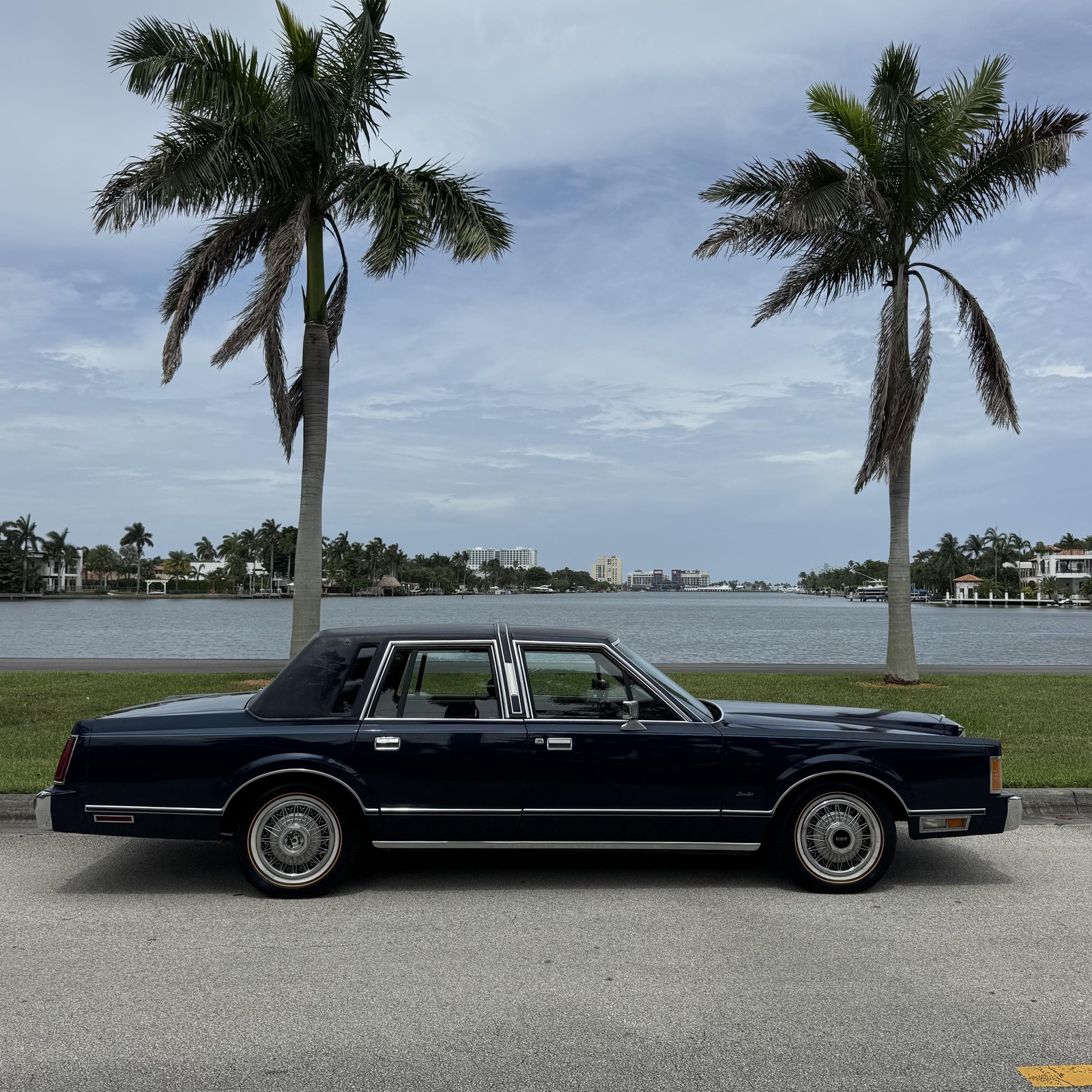 Lincoln-Town-Car-1989