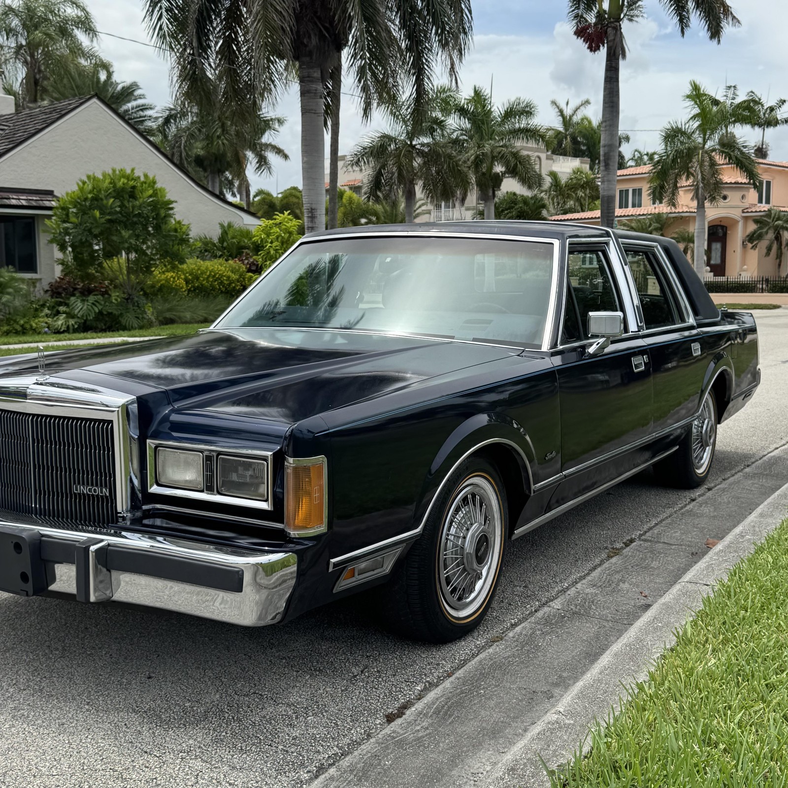 Lincoln-Town-Car-1989-4