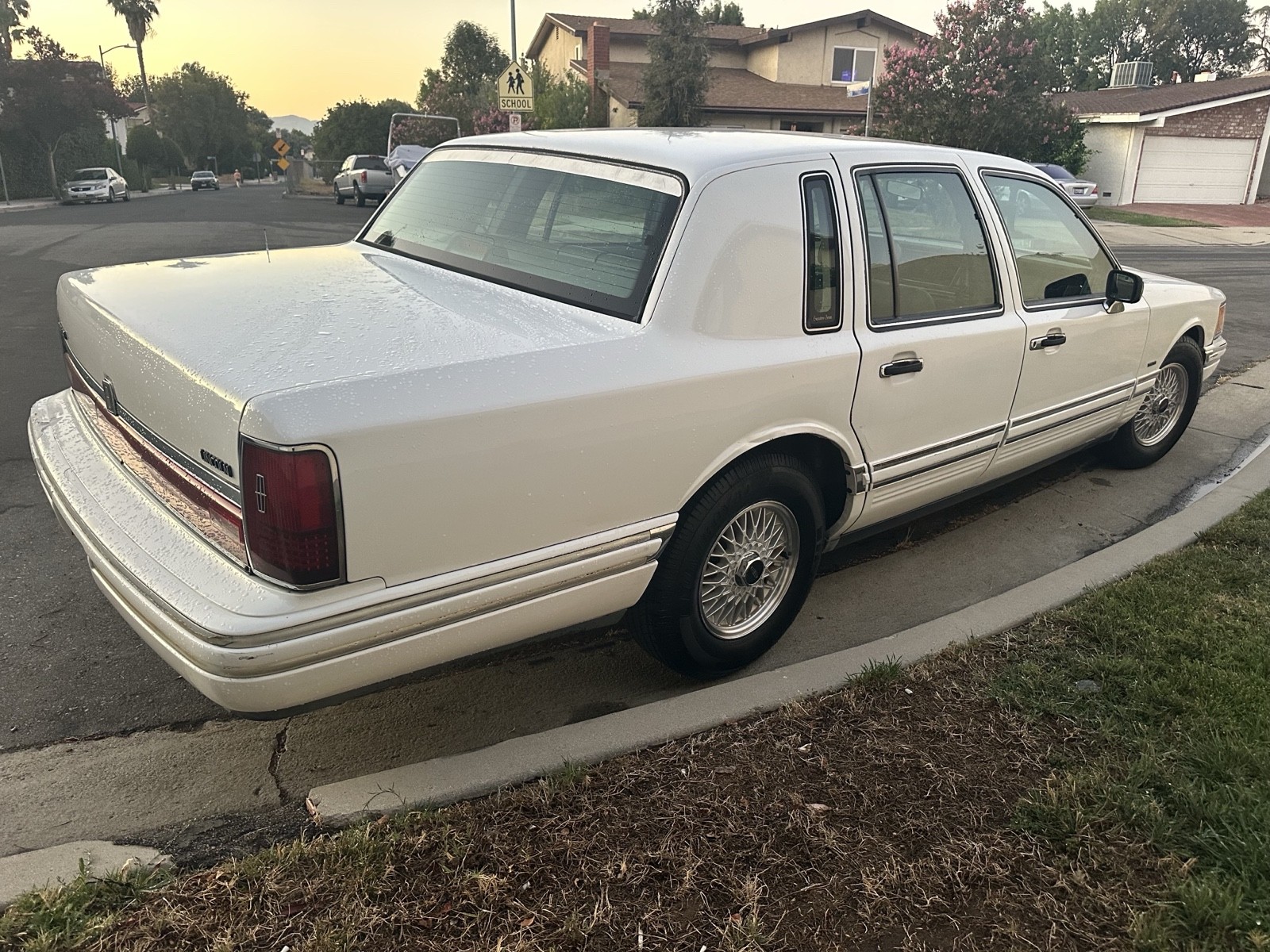 Lincoln-Town-Car-1994