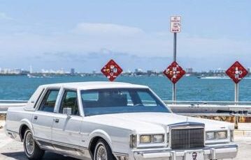 Lincoln-Town-car-1988-White-1