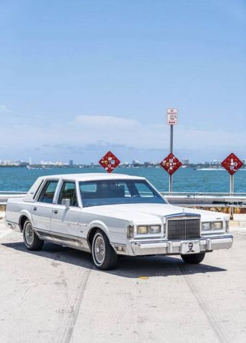 Lincoln-Town-car-1988-White-1