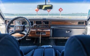 Lincoln-Town-car-1988-White-11