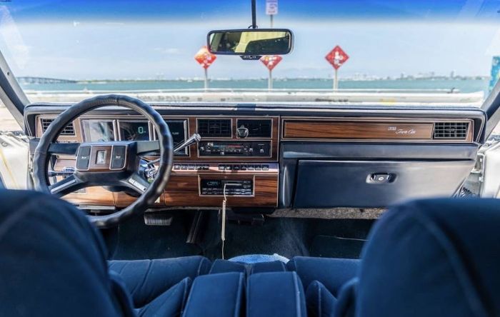 Lincoln-Town-car-1988-White-11