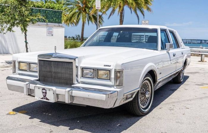 Lincoln-Town-car-1988-White-2