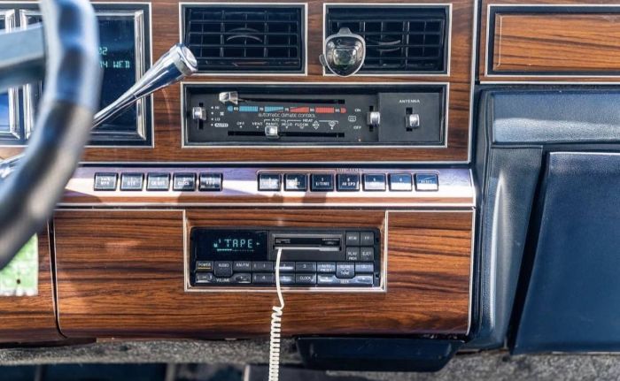 Lincoln-Town-car-1988-White-3
