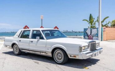 Lincoln-Town-car-1988-White