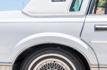 Lincoln-Town-car-1988-White-4