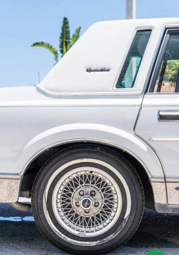 Lincoln-Town-car-1988-White-4