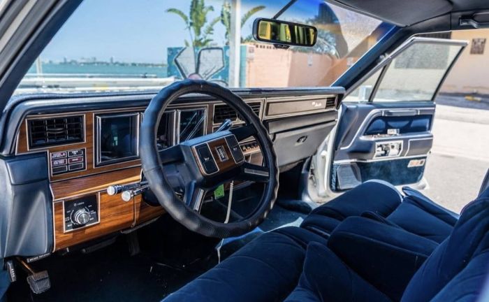 Lincoln-Town-car-1988-White-8
