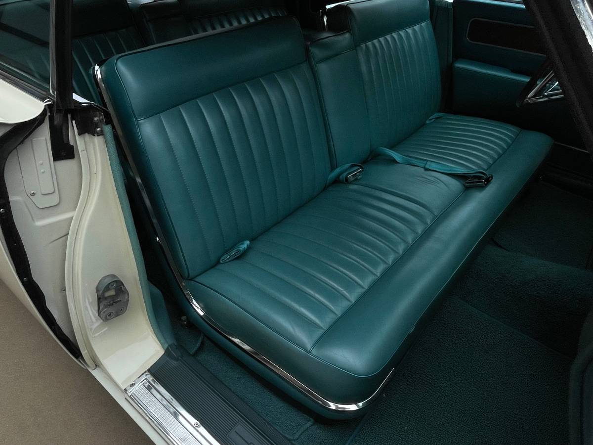 Lincoln-continental-1963-white-12
