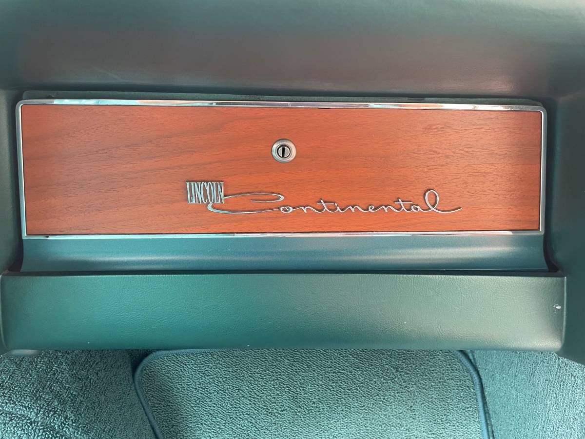Lincoln-continental-1963-white-16