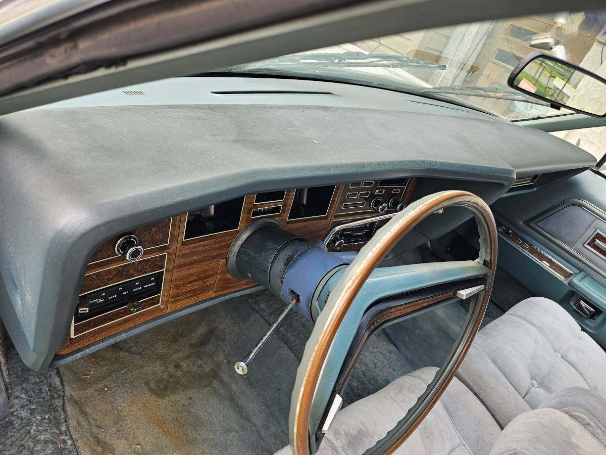 Lincoln-continental-1974-white-8