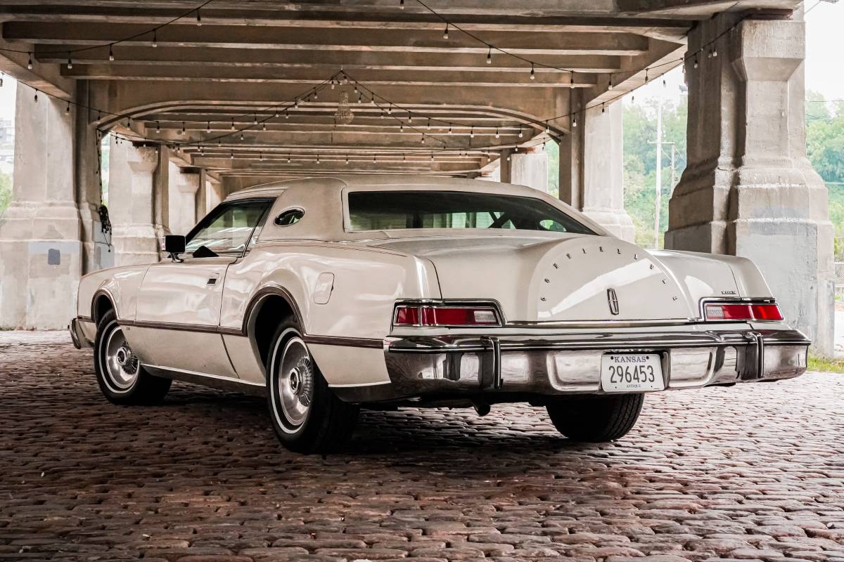 Lincoln-continental-1976-white-1
