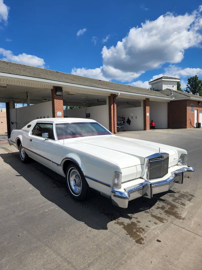 Lincoln-continental-1976-white-11