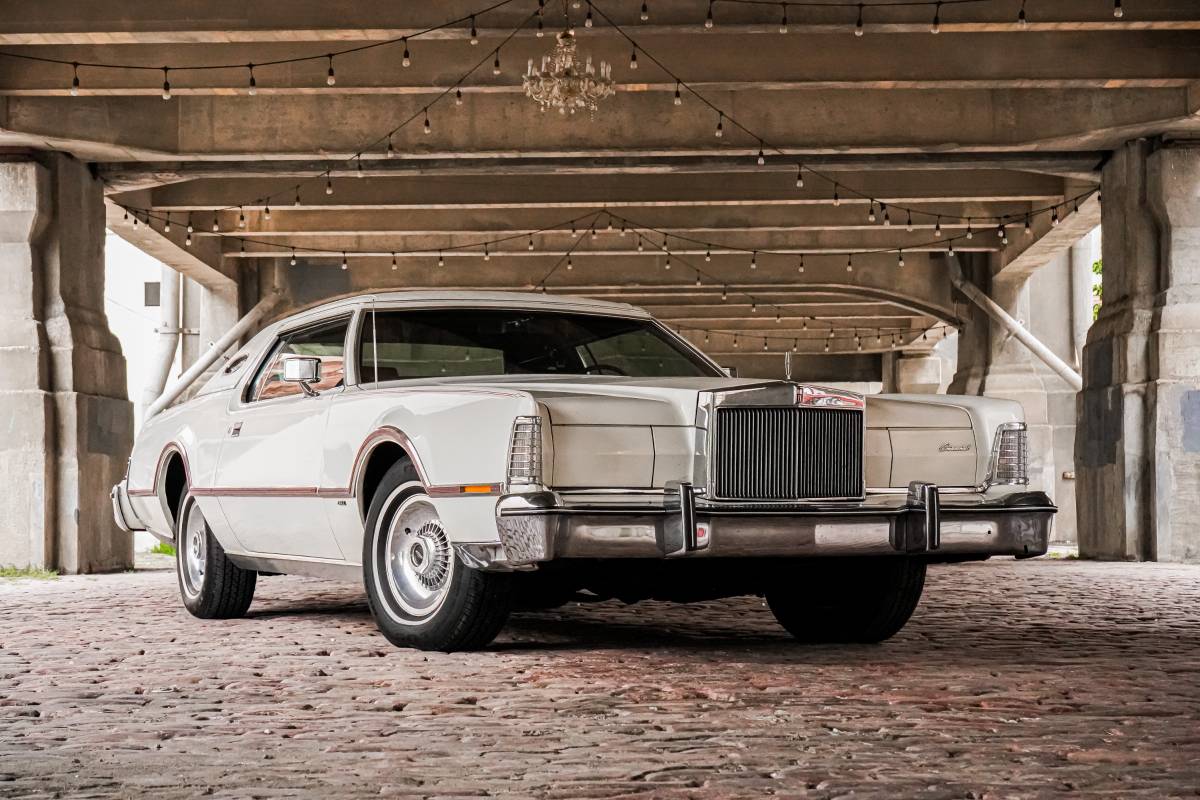 Lincoln-continental-1976-white-12