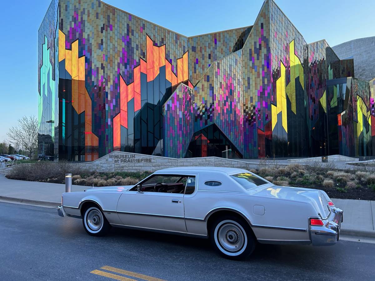 Lincoln-continental-1976-white-15