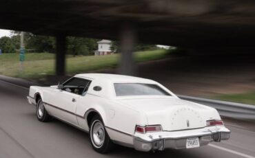 Lincoln-continental-1976-white-2