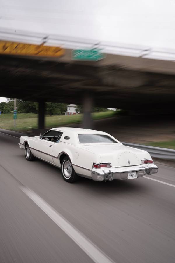 Lincoln-continental-1976-white-2