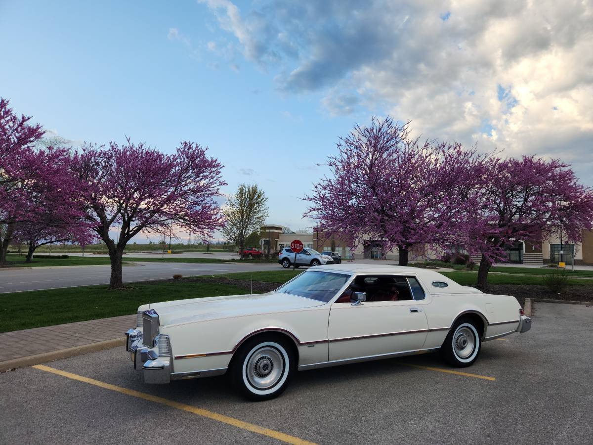 Lincoln-continental-1976-white-8