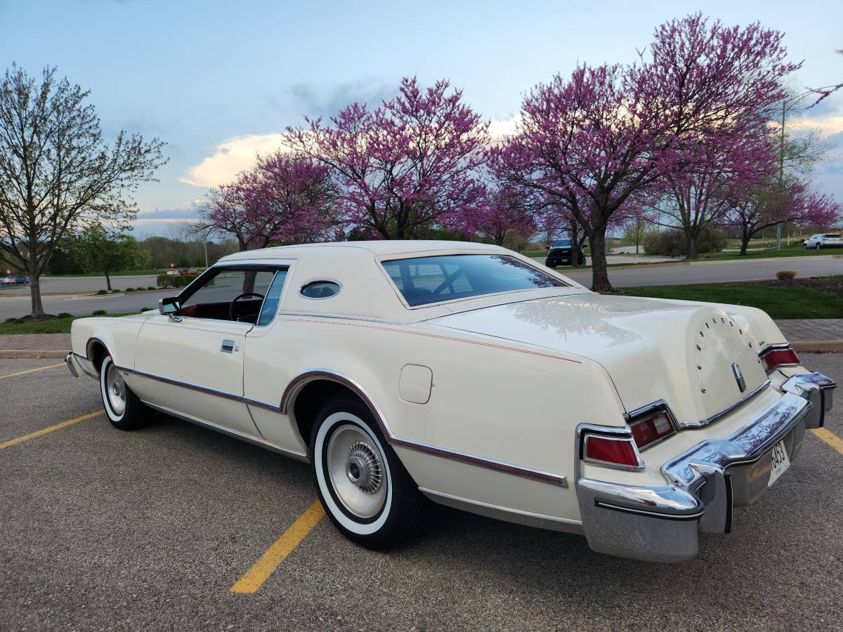 Lincoln-continental-1976-white-9