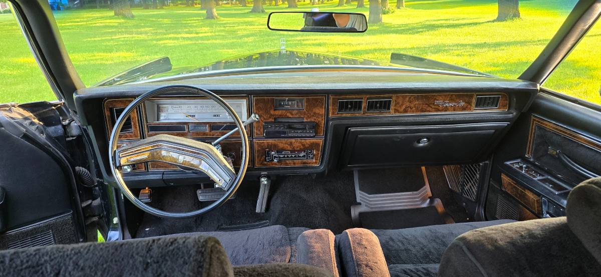 Lincoln-continental-1979-black-13