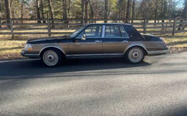 Lincoln-continental-1985-5