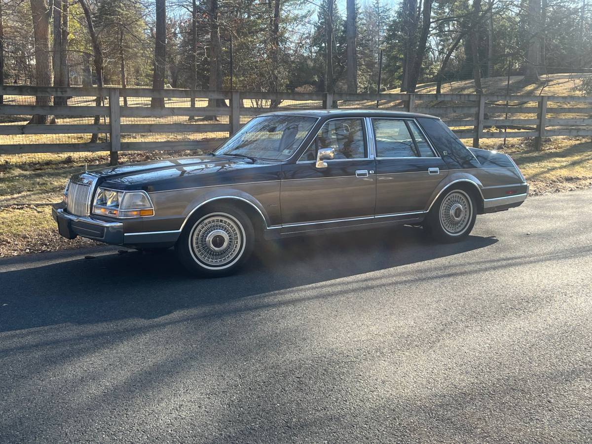 Lincoln-continental-1985-6