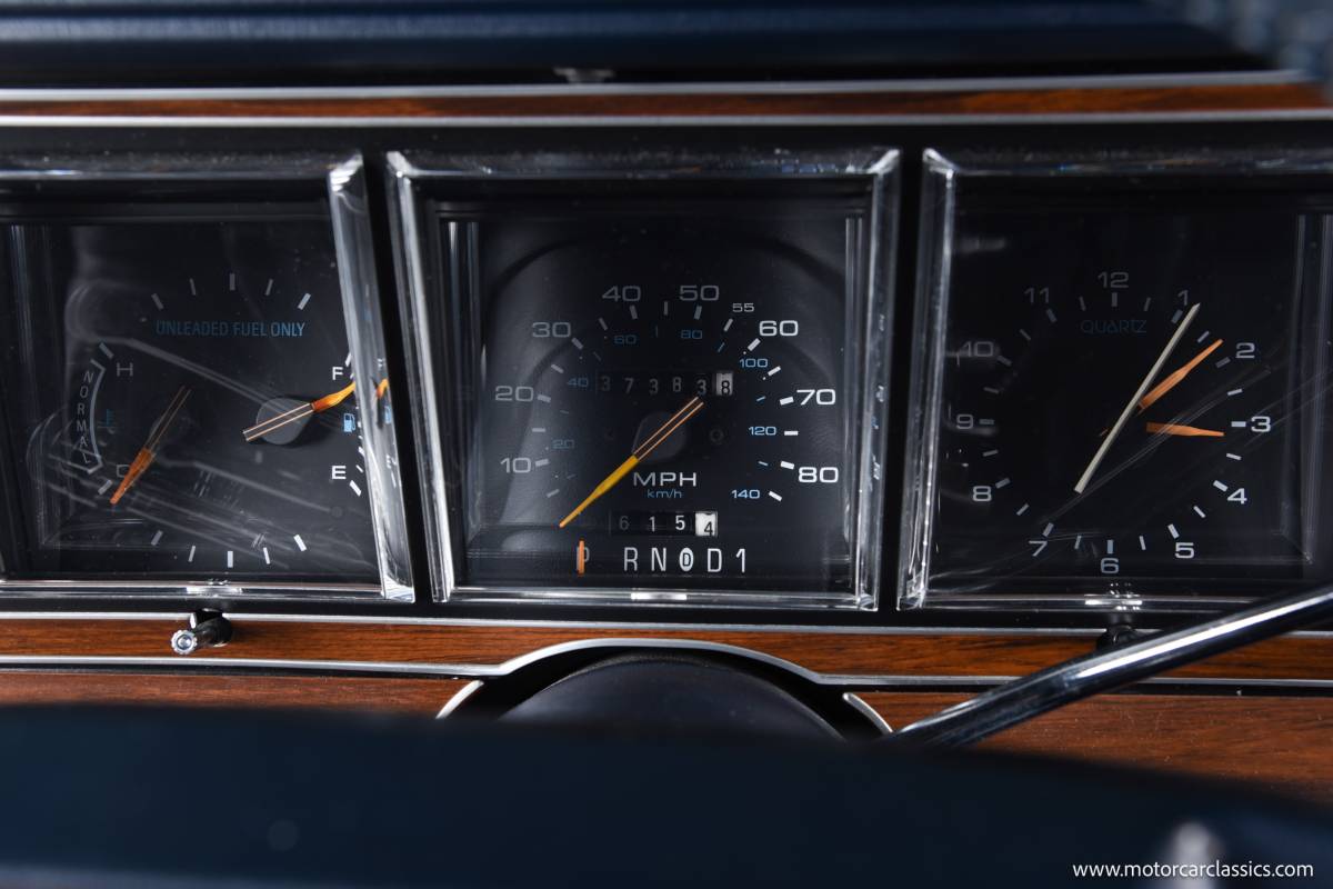 Lincoln-continental-1988-6