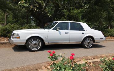 Lincoln-continental-base-1987-white-1
