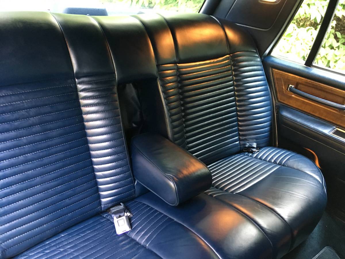 Lincoln-continental-base-1987-white-10