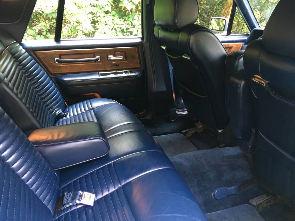 Lincoln-continental-base-1987-white-11