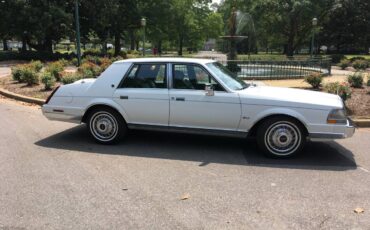 Lincoln-continental-base-1987-white