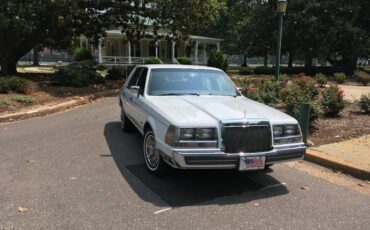 Lincoln-continental-base-1987-white-4