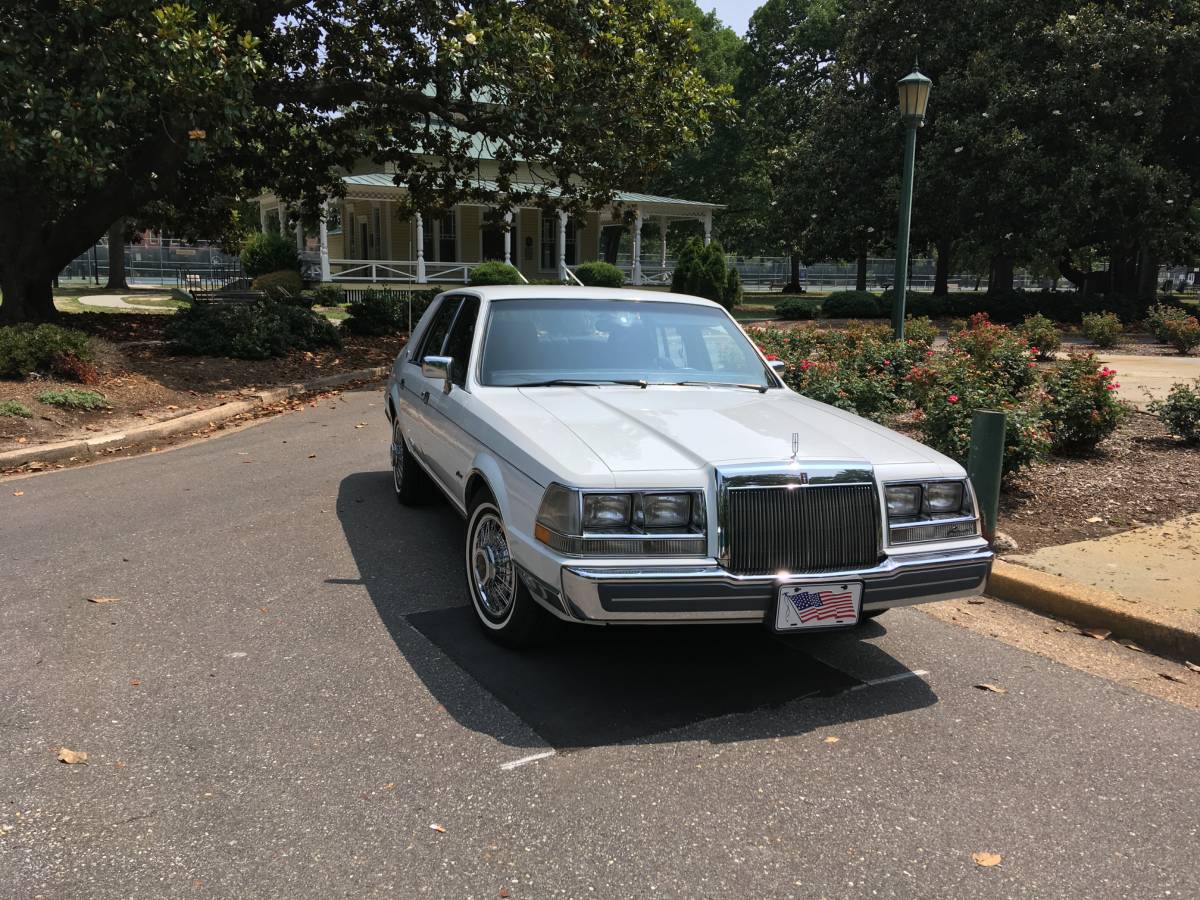 Lincoln-continental-base-1987-white-4