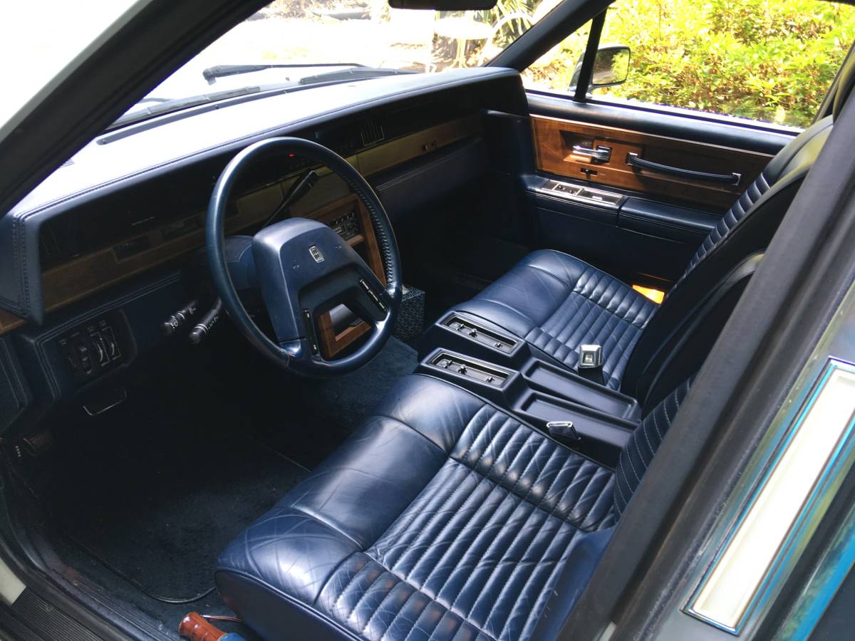Lincoln-continental-base-1987-white-8