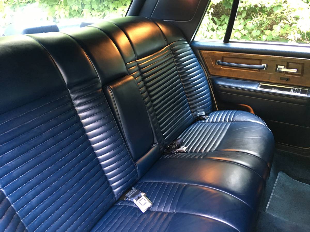 Lincoln-continental-base-1987-white-9