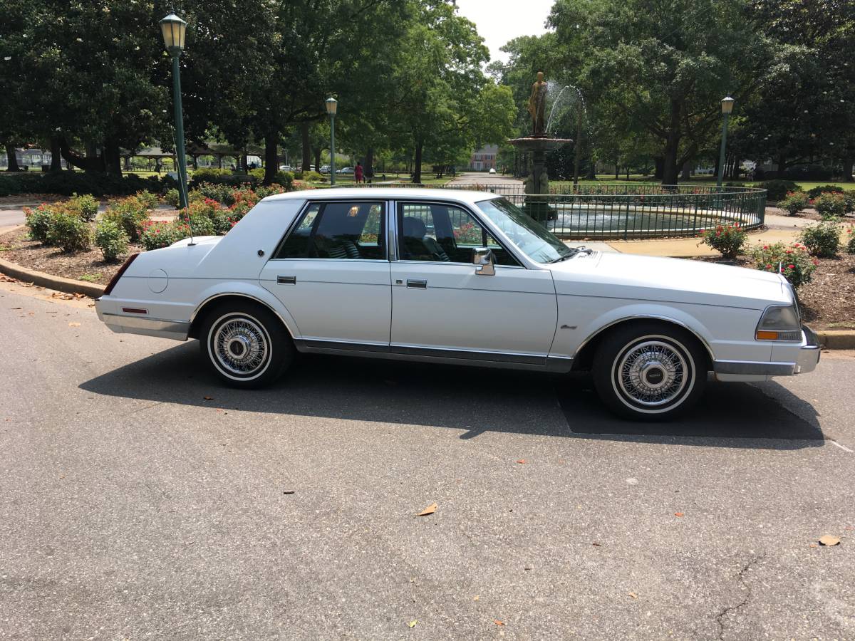 Lincoln-continental-base-1987-white