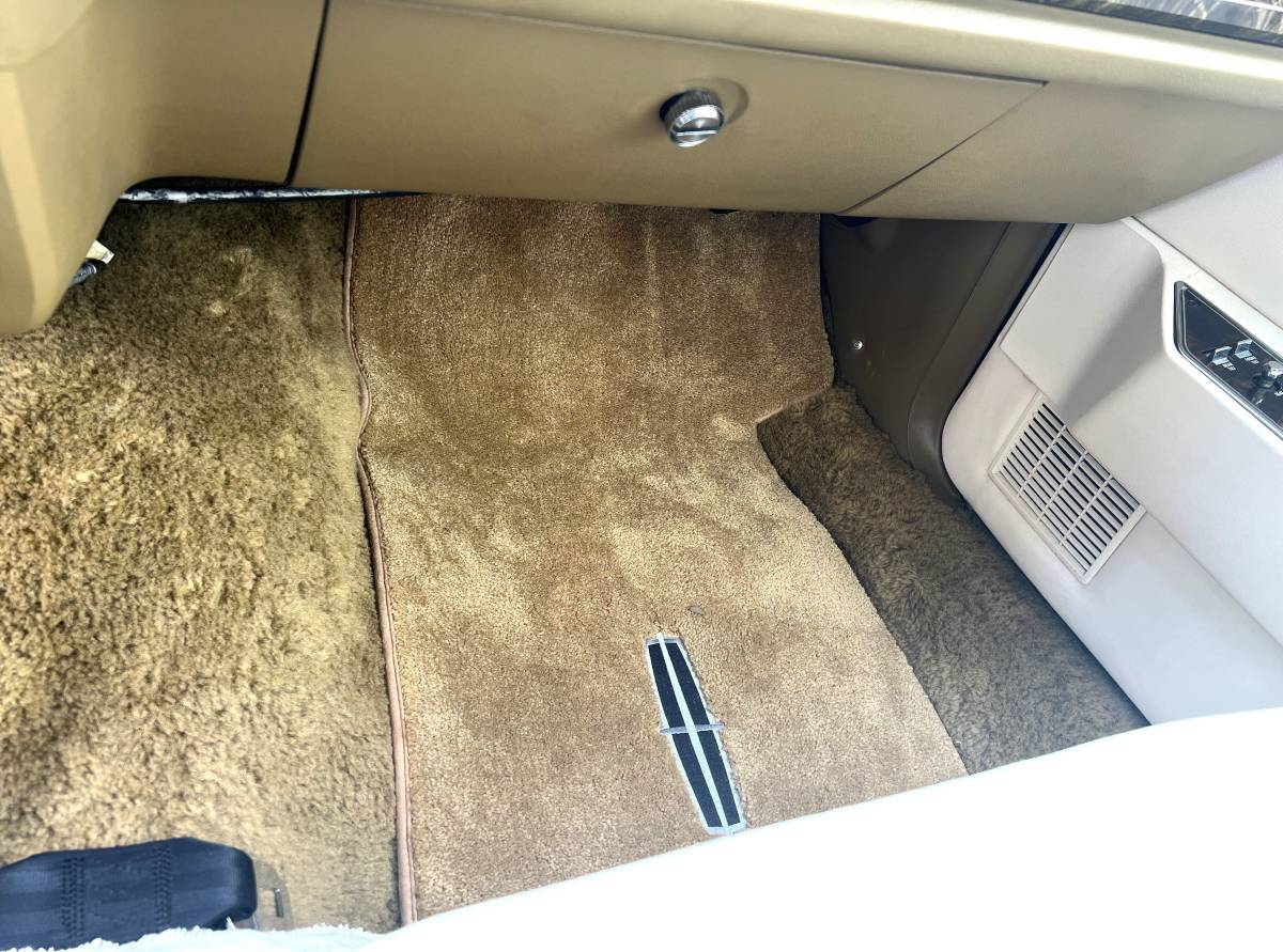 Lincoln-continental-mark-v-1979-white-14