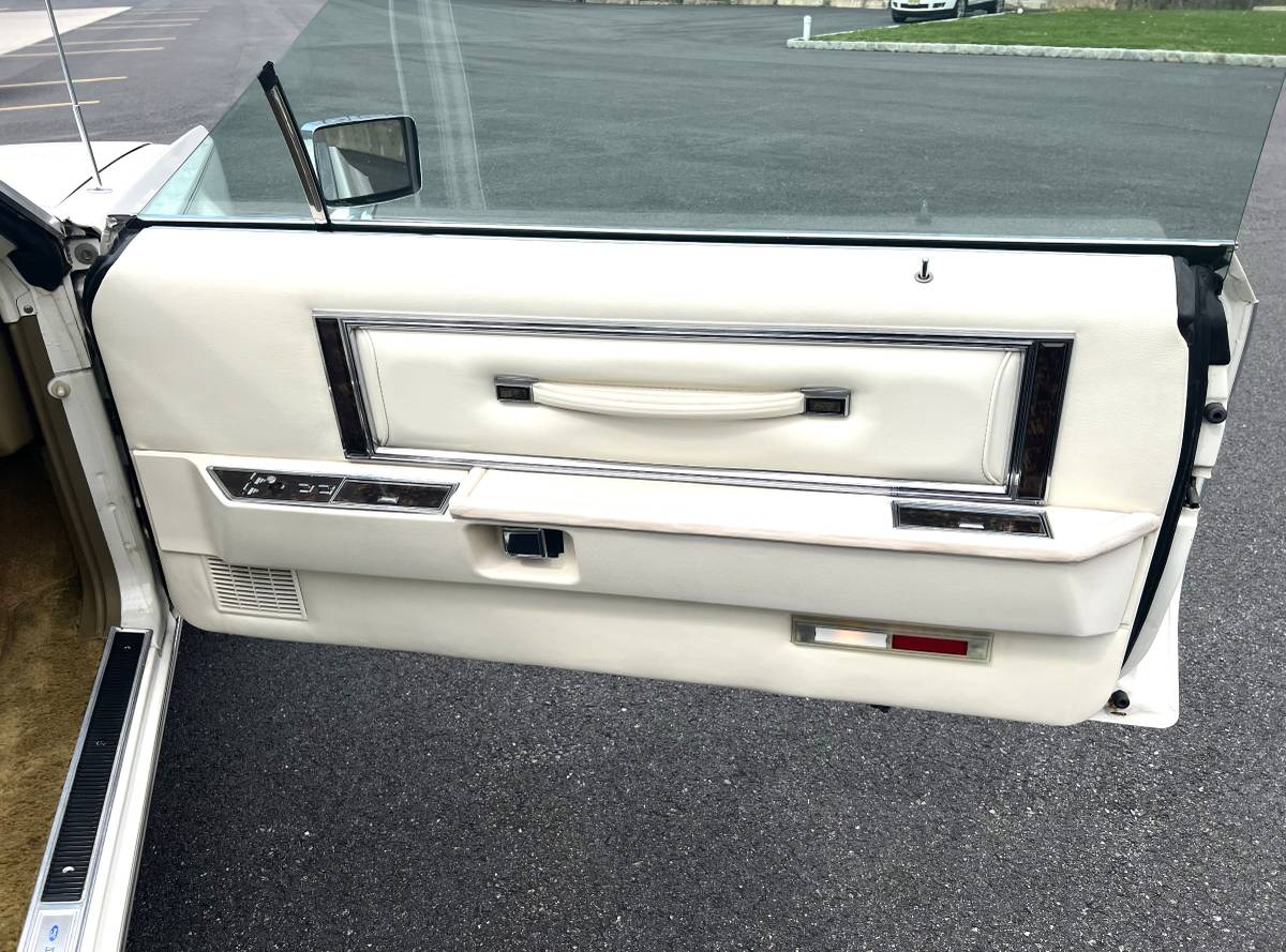 Lincoln-continental-mark-v-1979-white-18