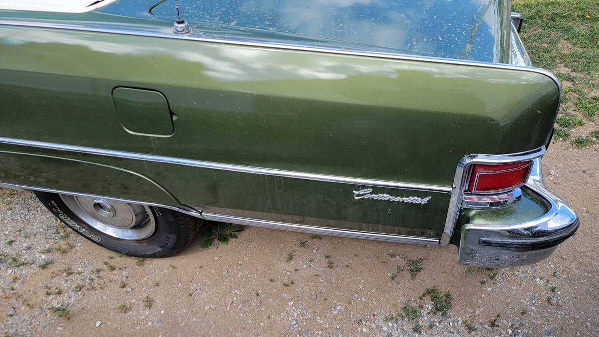 Lincoln-continental-town-car-1974-green-13