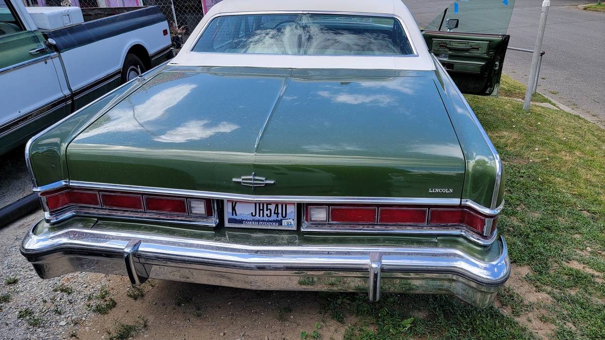Lincoln-continental-town-car-1974-green-15